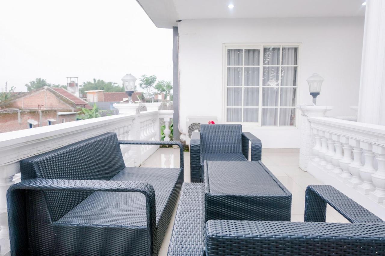 Oyo 696 Hasanah Guest House Syariah De Saphire มะลัง ภายนอก รูปภาพ