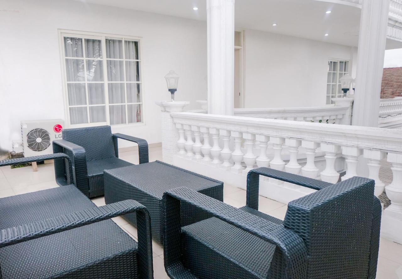 Oyo 696 Hasanah Guest House Syariah De Saphire มะลัง ภายนอก รูปภาพ