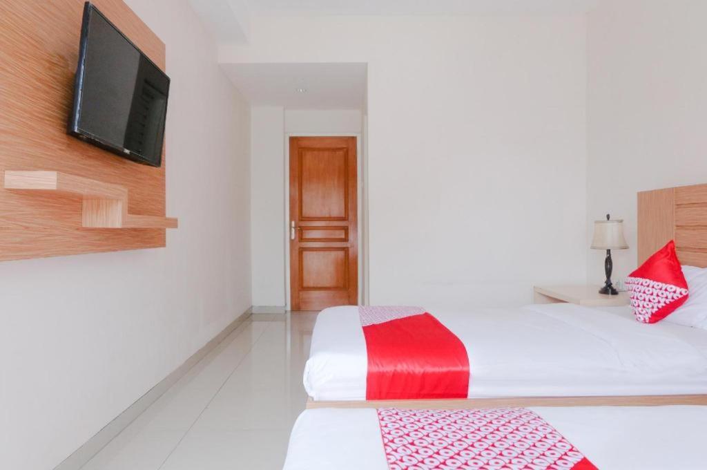 Oyo 696 Hasanah Guest House Syariah De Saphire มะลัง ภายนอก รูปภาพ